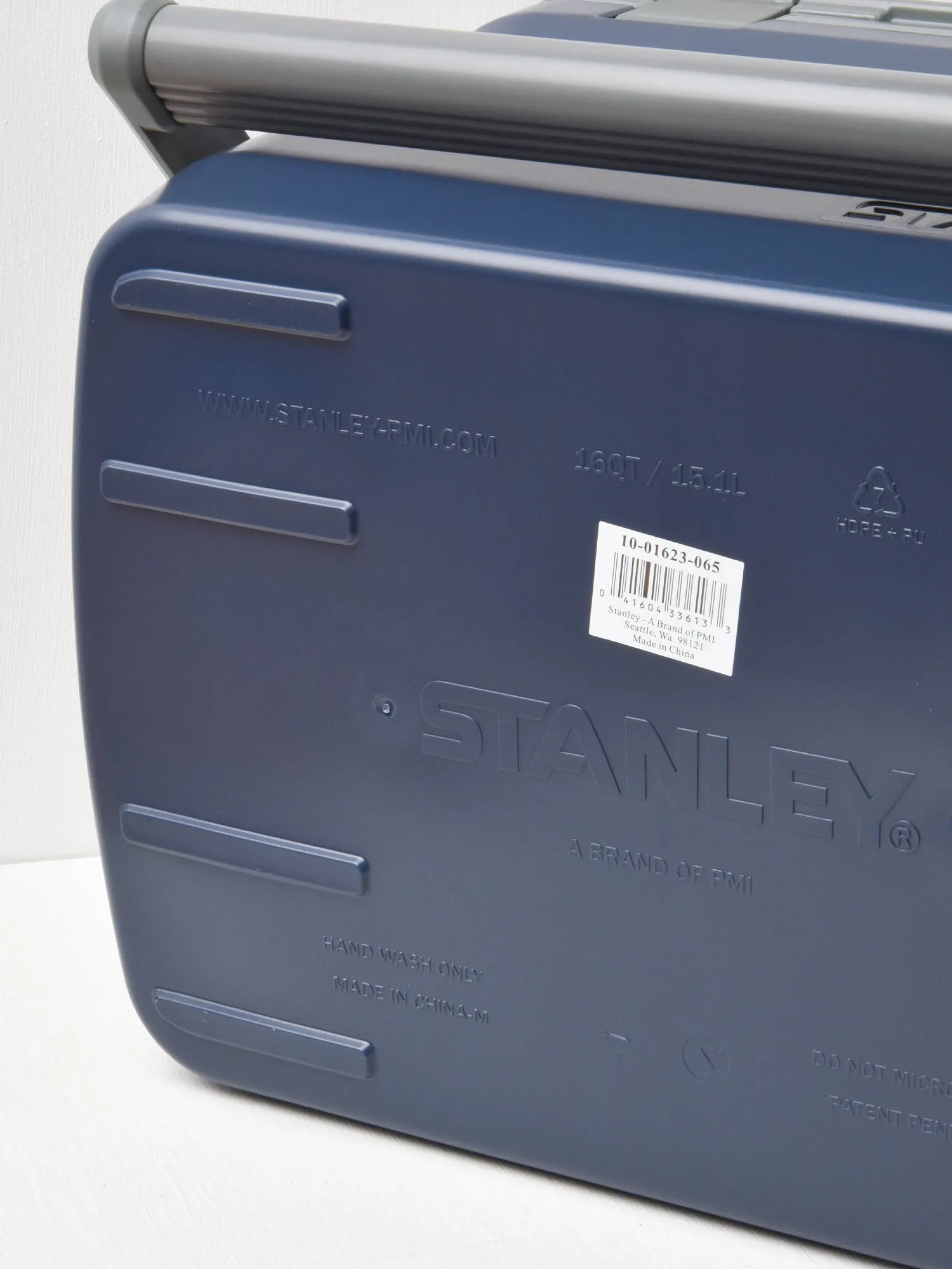 The Easy-Carry Outdoor Cooler 16QT / 15.1L, Navy