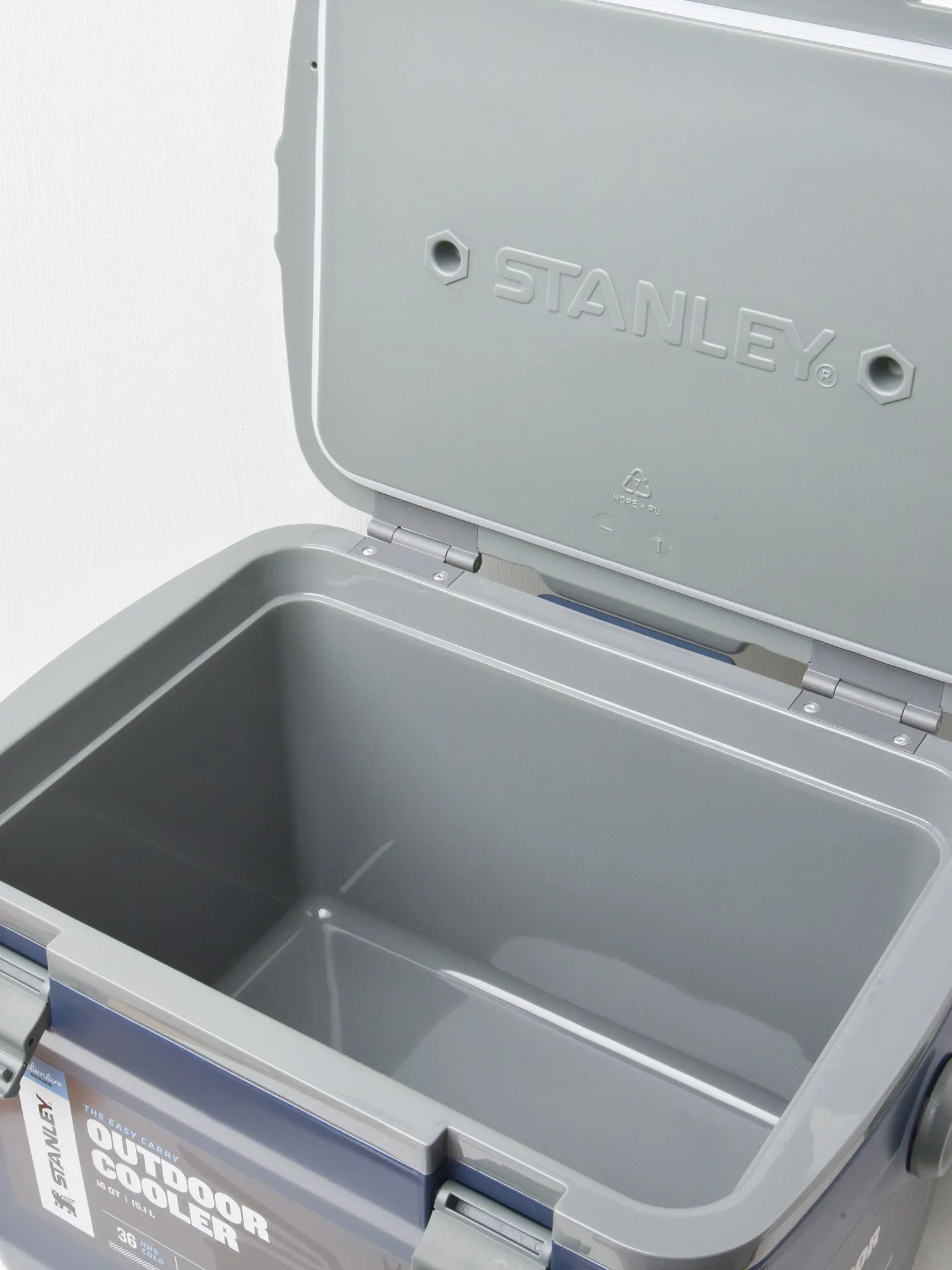 The Easy-Carry Outdoor Cooler 16QT / 15.1L, Navy